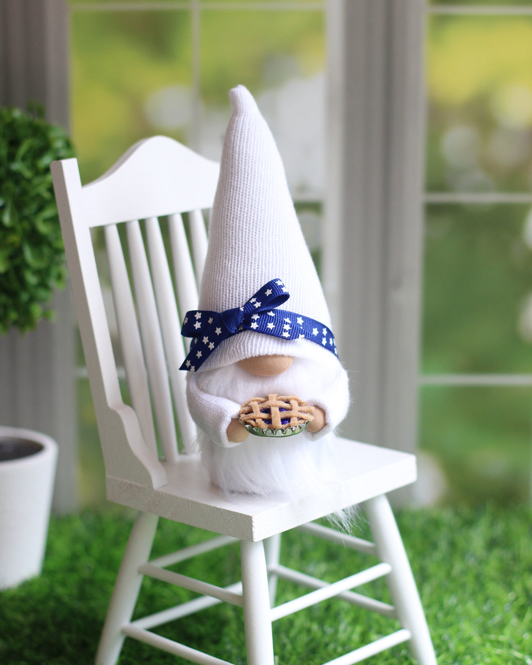 05 Medium Pie Gnome
