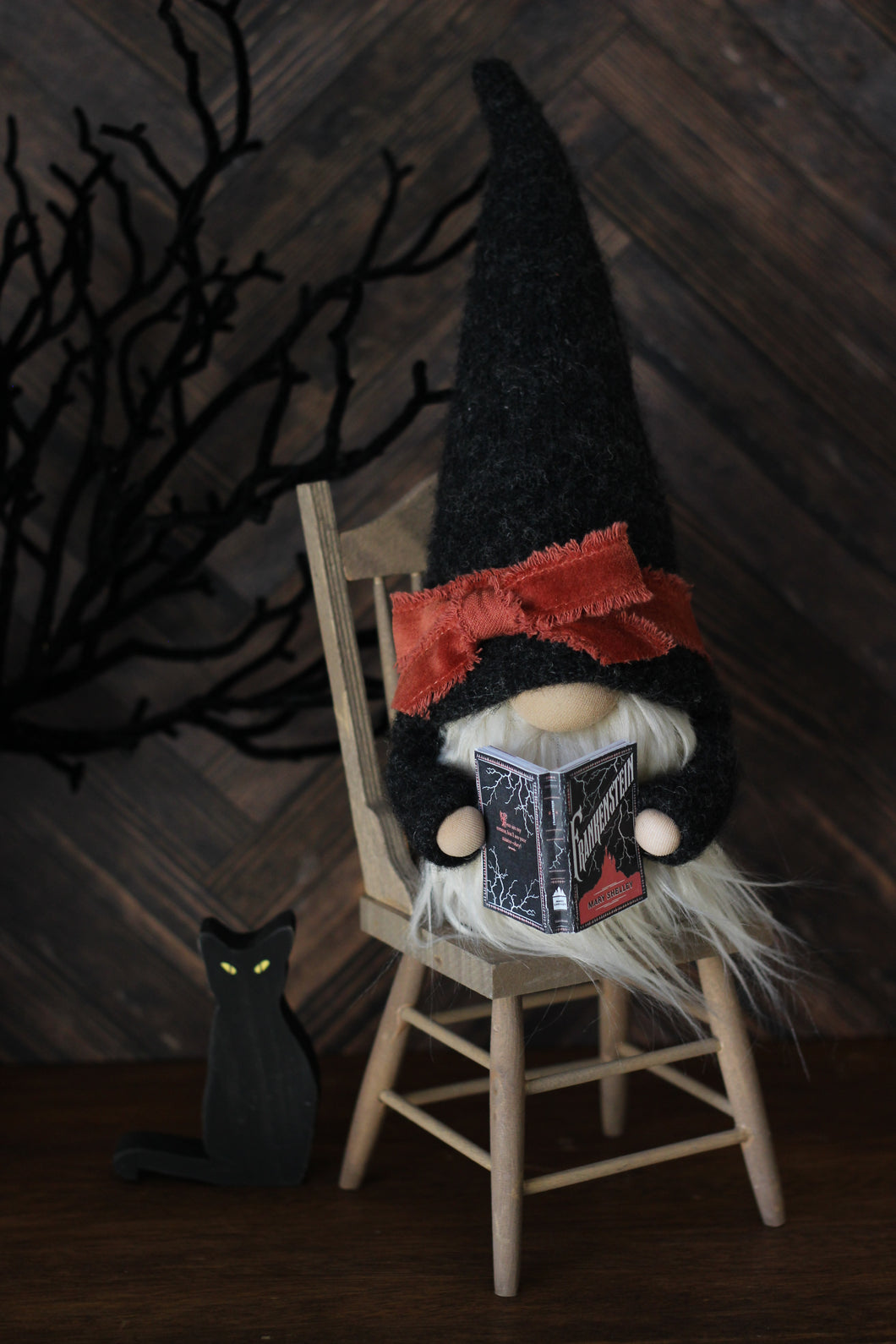 09 Large Book Gnome